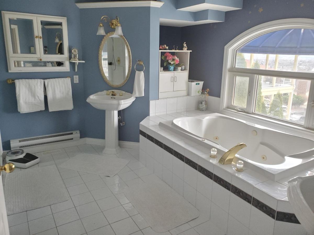 Lakeview House With 4 Rooms Kelowna Near Downtown & Knox Moutain Dış mekan fotoğraf